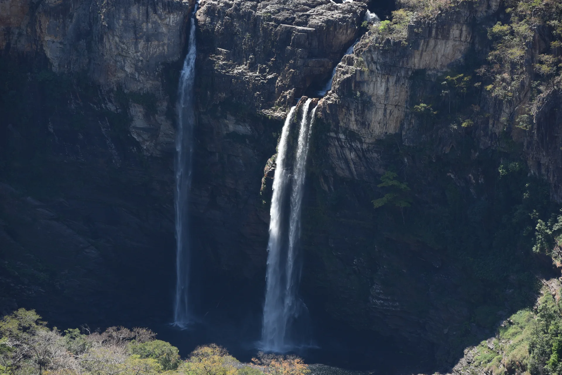 Duas quedas d'água despencando de um grande paredão de pedra, nos Saltos do Rio Preto, na Chapada dos Veadeiros