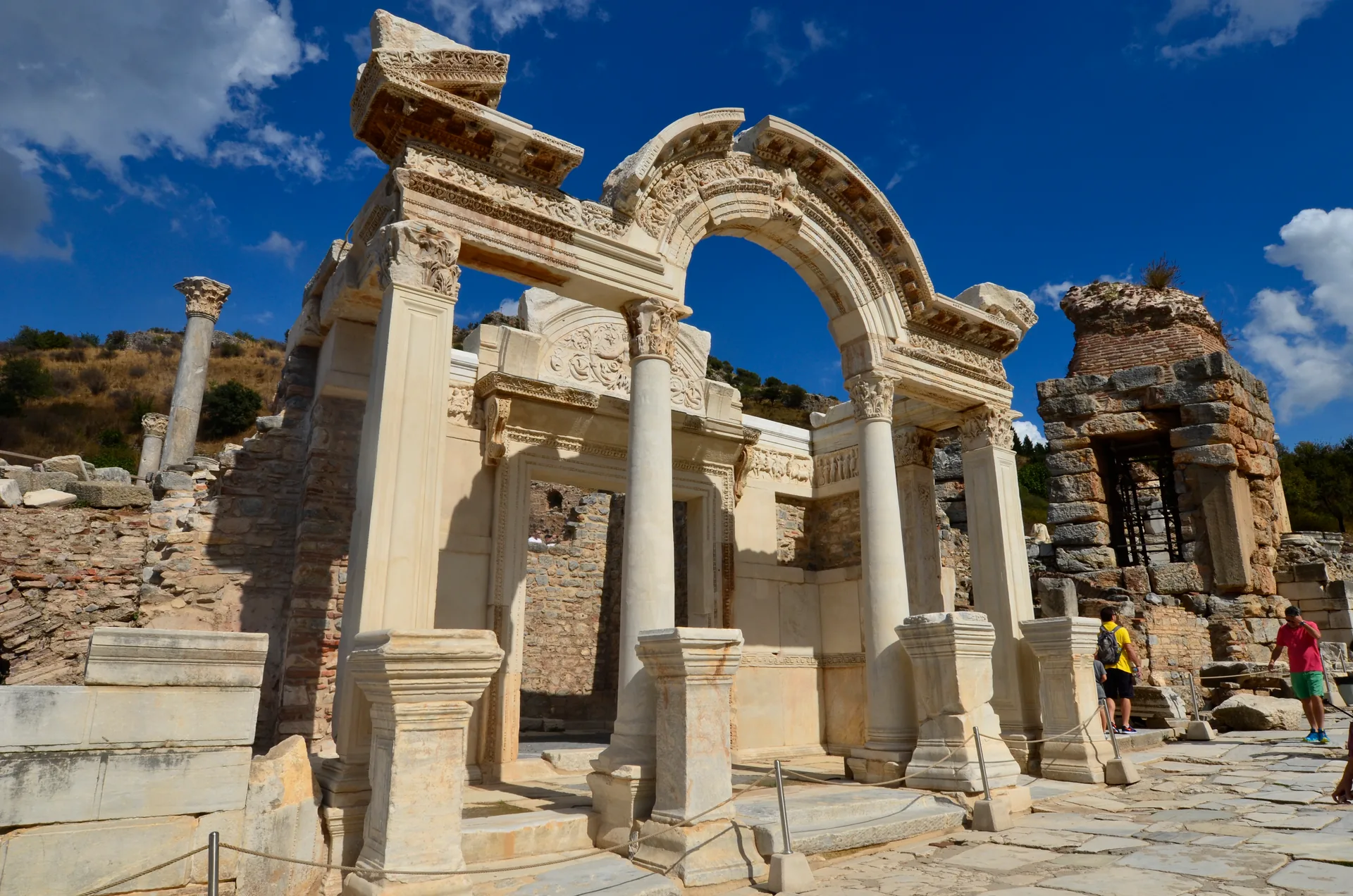 Fachada em arco com colunas coríntias do Templo de Adriano, nas ruínas de Éfeso, na Turquia
